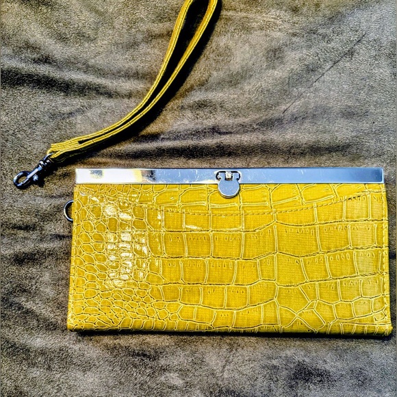 FAUX CROC Chartreuse Clutch Wallet w/ Wristlet Strap Multi-Compartments w/ Zip - Picture 3 of 16